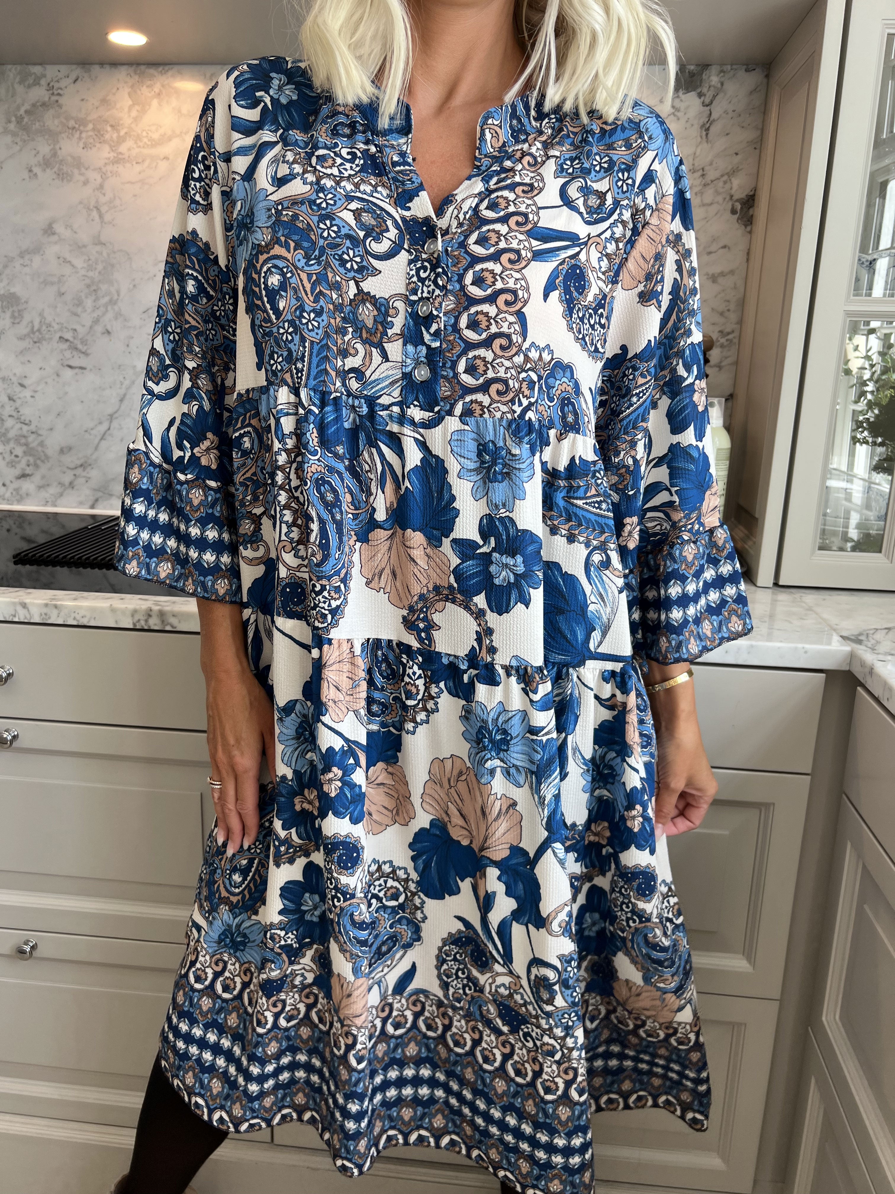 Mie - Mønstret kjole med knapper ved brystet